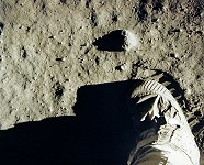 apollo11foot.jpg (14883 bytes)